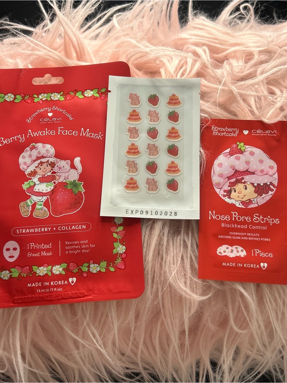 Celavi Strawberry Awake Face Mask & Nose Pore Strips - Red